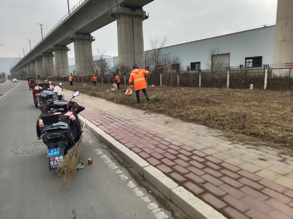 公用事业公司积极清理草坪及周边垃圾